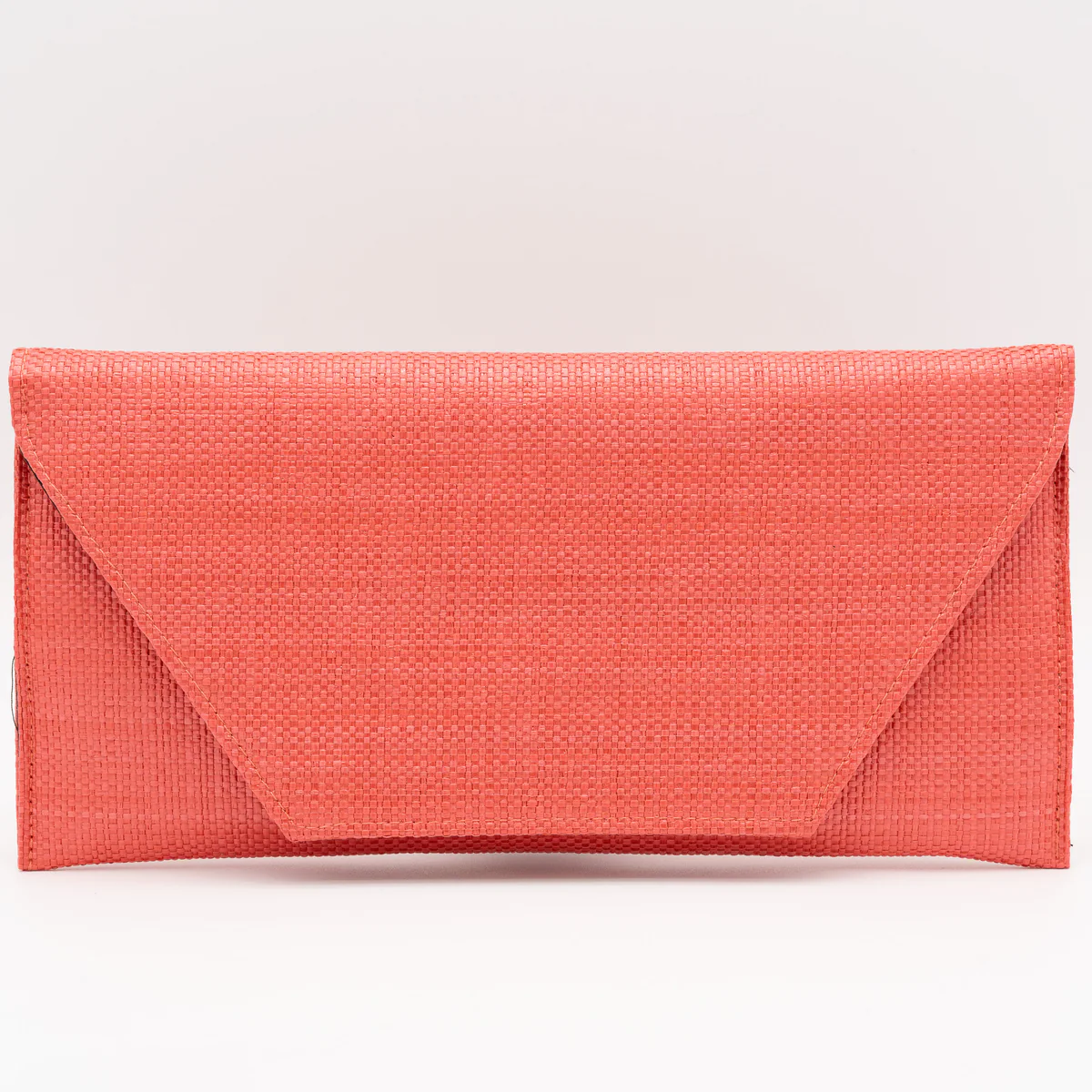Bolso de fiesta tipo sobre con textura rafia rojo